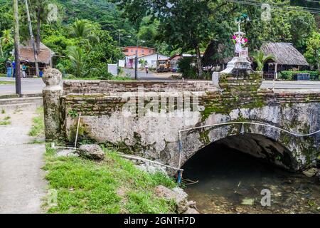 PORTOBELO, PANAMA - 28. MAI 2016: Alte verfallene Brücke im Dorf Portobelo, Panama Stockfoto