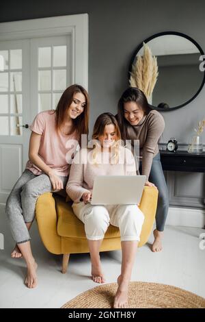 Freundinnen Studenten erledigen Aufgaben zusammen auf einem Laptop zu Hause Stockfoto