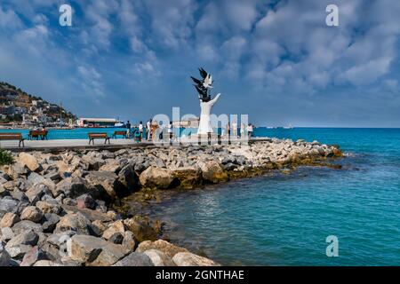 Kusadasi, Türkei - 22. August 2021: Friedensskulptur mit Tauben am Wasser in Kusadasi. Stockfoto