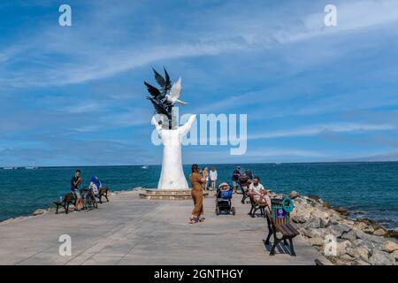 Kusadasi, Türkei - 22. August 2021: Friedensskulptur mit Tauben am Wasser in Kusadasi. Stockfoto