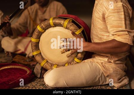Selektion eines Mannes, der während eines religiösen Festivals Inder Nadaswaram spielt Stockfoto