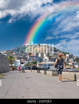 Kusadasi, Aydin, Türkei - 22. August 2021: Farbenfrohe Kusadasi-Häuser auf dem Hügel mit Regenbogen Stockfoto