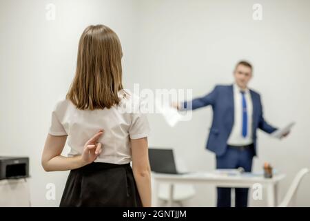 Wütender Chef, der seinen jungen Mitarbeiter anbrüllt, ist gestresst und frustriert: Feindlicher Chef und Mobbing-Konzept. Stockfoto