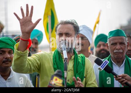 Ghaziabad, Indien. September 2021. Jai Kisan Andolan, Gründer von Yogendra Yadav, spricht während eines landesweiten Streiks gegen die Agrarreformen an der Grenze zwischen Delhi und Uttar Pradesh: Tausende indische Bauern blockierten den Verkehr auf wichtigen Straßen und Eisenbahnlinien an mehreren Stellen von morgens an, als die von der Samyukta Kisan Morcha (Bauerngewerkschaft) eingeleitete Schließung, Ein Dachverband von 40 Bauerngewerkschaften begann, die Blockade wurde um 4 Uhr aufgehoben. Kredit: SOPA Images Limited/Alamy Live Nachrichten Stockfoto