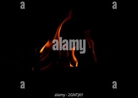 Lagerfeuer und Flammen 8k Lagerfeuer mit dunklem Hintergrund zum Schreiben von Text Stockfoto