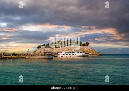 Kusadasi, Türkei - 22. August 2021: Das Taubeninsel-Schloss (Guvercinada kalesi auf Türkisch) ist eine Touristenattraktion. Stockfoto