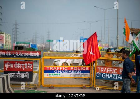 Ghaziabad, Indien. September 2021. Die Polizei blockierte die Straße während eines landesweiten Streiks gegen die Agrarreformen an der Grenze zwischen Delhi und Uttar Pradesh.Tausende indische Bauern blockierten den Verkehr auf wichtigen Straßen und Eisenbahnlinien an mehreren Stellen ab dem Morgen, als die von der Samyukta Kisan Morcha (Bauerngewerkschaft) eingeleitete Schließung, Ein Dachverband von 40 Bauerngewerkschaften begann, die Blockade wurde um 4 Uhr aufgehoben. Kredit: SOPA Images Limited/Alamy Live Nachrichten Stockfoto