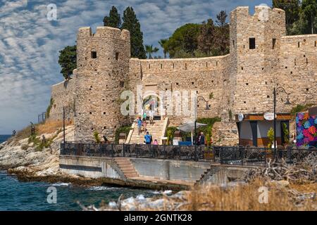 Kusadasi, Türkei - 22. August 2021: Das Taubeninsel-Schloss (Guvercinada kalesi auf Türkisch) ist eine Touristenattraktion. Stockfoto