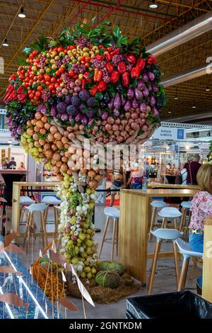 Alicante, Spanien. 09-26-2021 Gemüse und Obst auf dekorative Weise kombiniert, um ein buntes Spektakel zu schaffen. Stockfoto