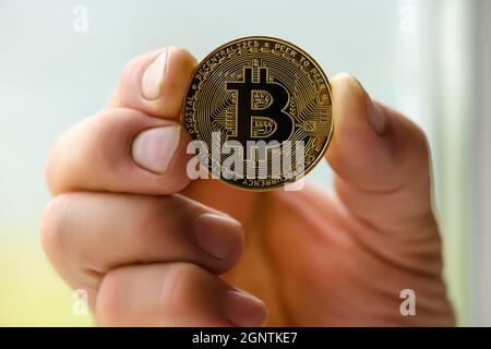 bitcoin in der Hand Nahaufnahme. Stockfoto