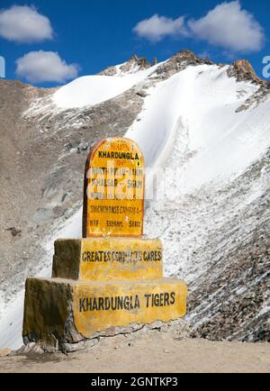 Khardung la - die höchste Straße Auto Asphalt passieren Die Welt - Ladakh - Jammu und Kaschmir - Indien Stockfoto