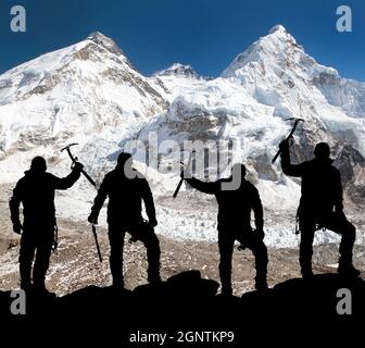 Silhouette von Männern mit Eispickel in der Hand, Mount Everest und Lhotse vom Pumo Ri Basislager - Weg zum Everest Basislager - Nepal Stockfoto