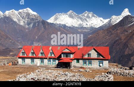 Panoramablick auf Mount Everest, Lhotse und Ama Dablam von Kongde mit Touristenhütte - Sagarmatha Nationalpark - NepalPanoramablick auf Mount Everes Stockfoto