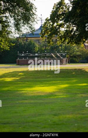 Bandstand, Boultham Park, Amphitheater, Auditorium, akustisch, Umfangreiche Restaurierung, neues Dach, Grade2, Gartengavebos, öffentliche Musik, Erbe, reich verziert. Stockfoto
