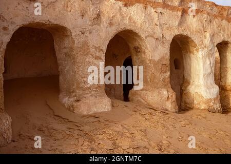 Verlassene Kulisse für die Dreharbeiten zum Star Wars-Film in der Sahara vor dem Hintergrund von Sanddünen. Stockfoto