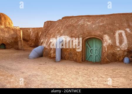 Verlassene Kulisse für die Dreharbeiten zum Star Wars-Film in der Sahara vor dem Hintergrund von Sanddünen. Stockfoto