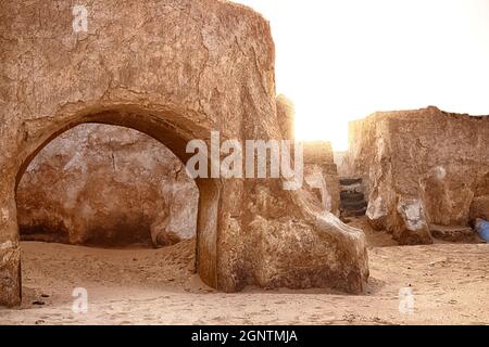 Verlassene Kulisse für die Dreharbeiten zum Star Wars-Film in der Sahara vor dem Hintergrund von Sanddünen. Stockfoto