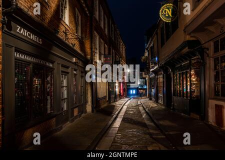 YORK, Großbritannien - 12. SEPTEMBER 2021: Nachtansicht der Shambles, einer berühmten Touristenattraktion, gesäumt von historischen Gebäuden in der mittelalterlichen Stadt York. It Stockfoto