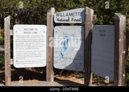 Ein Schild am Eingang zum Waldo Lake in der Nähe von Oakridge, Oregon, in den Cascade Mountains. Stockfoto