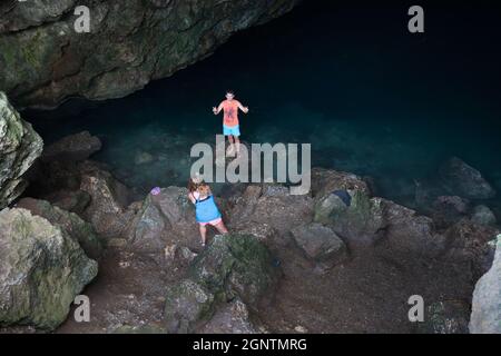 Kusadasi, Aydin, Türkei - 22. August 2021: Touristen-Paare genießen die zeushöhle und machen Fotos Stockfoto