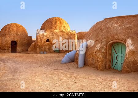 Verlassene Kulisse für die Dreharbeiten zum Star Wars-Film in der Sahara vor dem Hintergrund von Sanddünen. Stockfoto