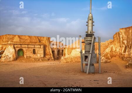 Verlassene Kulisse für die Dreharbeiten zum Star Wars-Film in der Sahara vor dem Hintergrund von Sanddünen. Stockfoto