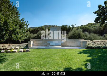 Canakkale, Türkei - September 2021: Ari Burnu Kriegsfriedhof und Gedenkstätte in Gallipoli, einem berühmten Ort für die Gallipoli-Kampagne während des Ersten Weltkriegs Stockfoto