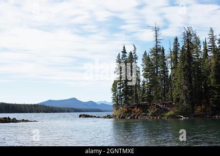 Waldo Lake in der Nähe von Oakridge, Oregon, in den Cascade Mountains. Stockfoto