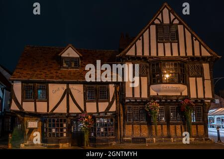 YORK, Großbritannien - 12. SEPTEMBER 2021: Nachtansicht des traditionellen englischen Pubs von Gert und Henry im Tudor-Stil in der Stadt York. Stockfoto