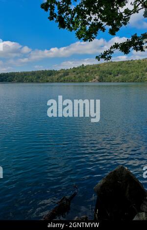 Blick auf den Gour de Tazenat, vulkanischen See der Auvergne in Charbonnières-les-Vieilles Stockfoto