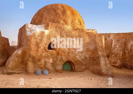 Verlassene Kulisse für die Dreharbeiten zum Star Wars-Film in der Sahara vor dem Hintergrund von Sanddünen. Stockfoto