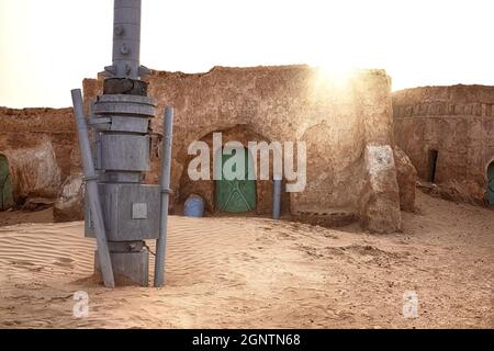 Verlassene Kulisse für die Dreharbeiten zum Star Wars-Film in der Sahara vor dem Hintergrund von Sanddünen. Stockfoto