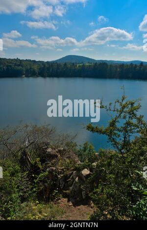 Blick auf den Gour de Tazenat, vulkanischen See der Auvergne in Charbonnières-les-Vieilles Stockfoto