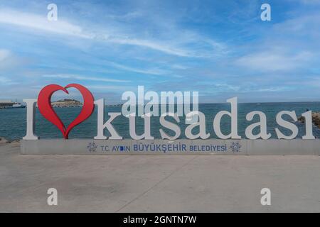 Kusadasi, Türkei - 22. August 2021: Riesige 3D-Buchstaben Stadtnamen-Zeichen der Stadt Kusadasi am Meer. Stockfoto