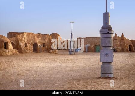 Verlassene Kulisse für die Dreharbeiten zum Star Wars-Film in der Sahara vor dem Hintergrund von Sanddünen. Stockfoto