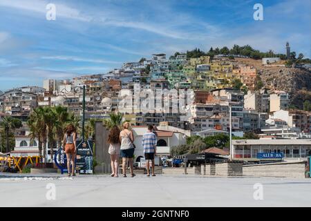 Kusadasi, Aydin, Türkei - 22. August 2021: Bunte Kusadasi-Häuser auf dem Hügel Stockfoto