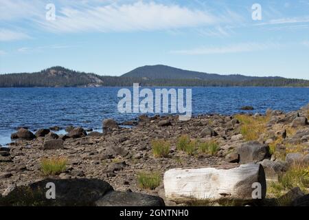 Waldo Lake in der Nähe von Oakridge, Oregon, in den Cascade Mountains. Stockfoto