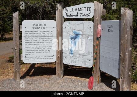 Ein Schild am Eingang zum Waldo Lake in der Nähe von Oakridge, Oregon, in den Cascade Mountains. Stockfoto