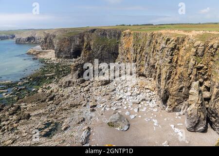 Gefallene Felsen an einer Klippe auf dem Pembrokeshire-Küstenpfad in der Nähe von Bosherston, Wales, Großbritannien Stockfoto