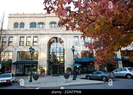 Grove Arcade, ein Art déco-Gebäude am O’Henry Blvd in Asheville, North Carolina. Gebaut von E.W. Grove, der Visionär und Schöpfer des Grove Park Inn, The Grove Arcade wurde 1929 eröffnet und entwickelte sich bis zum Zweiten Weltkrieg als einer der führenden öffentlichen Märkte des Landes. Die historisch renovierte Grove Arcade wurde 2002 wieder für die Öffentlichkeit geöffnet und bietet Boutiquen und aufregende Restaurants in einem beliebten Architekturwunder der Innenstadt. Stockfoto