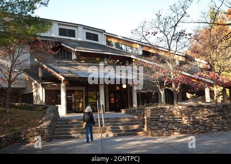 Das Southern Highland Craft Guild Folk Art Center entlang des Blue Ridge Parkway in Asheville, North Carolina. Stockfoto