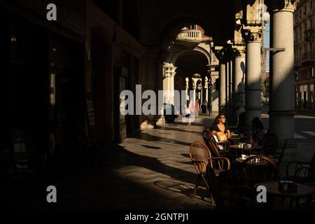 Turin, Italien. September 2021. Die Menschen werden in traditionellen Bars und Cafés Außenterrassen in der Stadt Turin, Italien am 22. September 2021 gesehen. Der italienische Gastgewerbe hofft, dank der Impfung und der Einführung eines grünen Passes zur Förderung der Impfkampagne wieder zur Normalität zurückzukehren. (Foto von Davide Bonaldo/Sipa USA) Quelle: SIPA USA/Alamy Live News Stockfoto