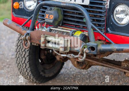 X9 Superwinde auf der Vorderseite des Allrad-Defenders Offroad-Allradantriebs zum Abschleppen und Offroad-Fahren. Stockfoto