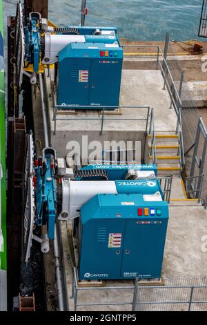 Schiffs- oder Schifffahrtshydraulik mit Stößelschutzbleche oder Schiffsortungs-Ausrüstung am Fährterminal von Wightlink in Portsmouth Hampshire, großbritannien Stockfoto