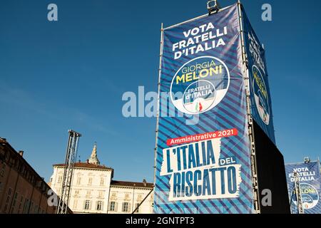 Turin, Italien. September 2021. Die Bühne für ein Wahlkampfereignis der rechtsextremen Partei „Fratelli d'Italia“ unter der Führung von Giorgia Meloni ist am 22. September 2021 auf dem Hauptplatz von Tourin, Italien, zu sehen. Die Wahl vom 3-4. Oktober wird über den nächsten Bürgermeister der Stadt entscheiden. (Foto von Davide Bonaldo/Sipa USA) Quelle: SIPA USA/Alamy Live News Stockfoto