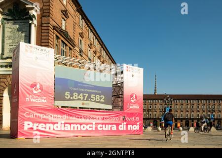 Turin, Italien. September 2021. Am 22. September 2021 ist auf dem Hauptplatz der Stadt Turin, Italien, eine Anzeige zu sehen, die die Anzahl der Dosen von Covid-19-Impfstoffen zeigt, die in der italienischen Region Piemont verabreicht wurden. Fast 6 Millionen Menschen haben mindestens eine Dosis Covid-Impfstoff erhalten. (Foto von Davide Bonaldo/Sipa USA) Quelle: SIPA USA/Alamy Live News Stockfoto