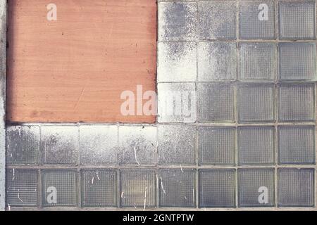 Hintergrund von alten kaputten quadratischen Fenstern, Glasfliesen Stockfoto