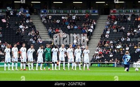 MILTON KEYNES, ENGLAND - 25. SEPTEMBER 2021: Dons-Spieler stehen auf, während Wycombe-Spieler das Knie vor dem SkyBet EFL League One Matchweek 9-Spiel zwischen MK Dons FC und Wycombe Wanderers FC 2021/22 im Stadium MK überholen. Copyright: Cosmin Iftode/Picstaff Stockfoto