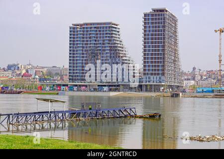 Belgrad, Serbien - 11. April 2018: Bau von Wolkenkratzern am Fluss Sava an der Belgrade Waterfront. Stockfoto