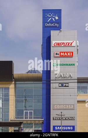 Belgrad, Serbien - 11. April 2018: Delta City Einkaufszentrum Schild Turm in New Belgrade. Stockfoto